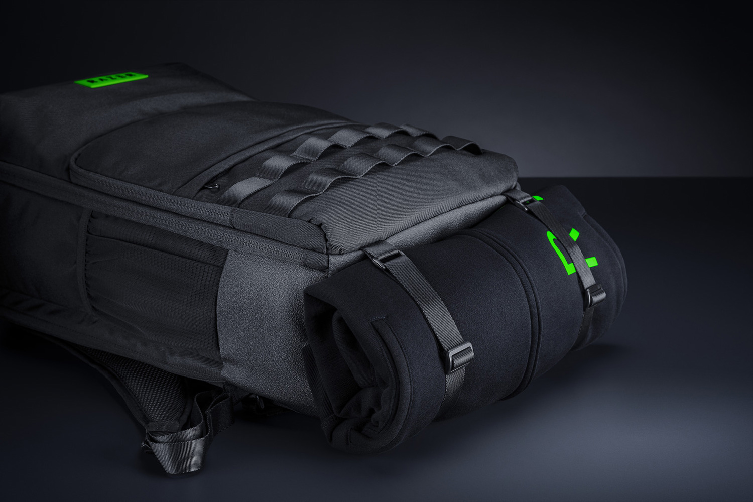Razer Concourse Pro 17.3” - Фото 4 Дополнительные ремни крепления на нижней части рюкзака