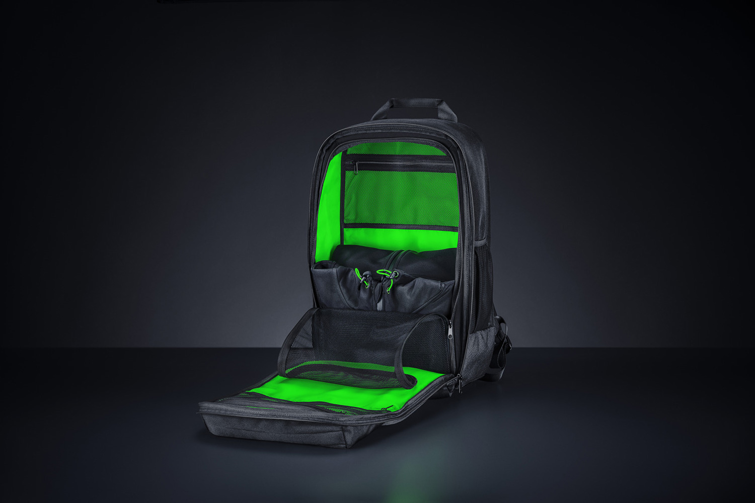 Razer Concourse Pro 17.3” - Фото 8 Рюкзак Razer Concourse Pro 17.3 полностью раскрывается для удобного использования