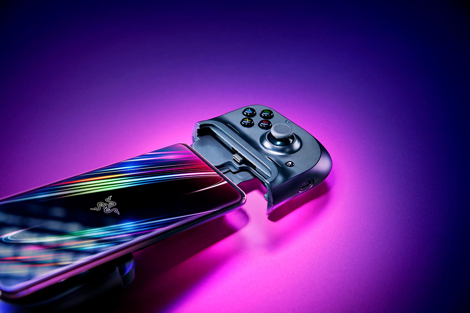 Razer Kishi - Фото 3 Мобильный геймпад Razer Kishi с прямым подключением через зарядный порт
