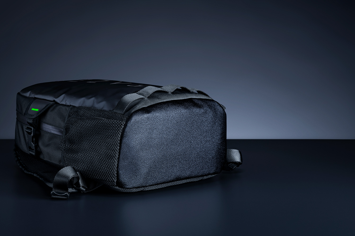 Razer Rogue Backpack 13.3" V3 - Фото 3 Надежный рюкзак Razer для ноутбуков 13 диагонали