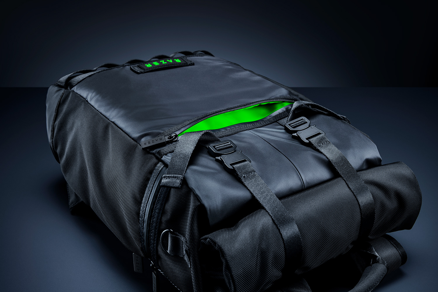 Razer Recon Rolltop Backpack (15.6") - Фото 3 Водонепроницаемый рюкзак Razer для ноутбука 15 диагонали