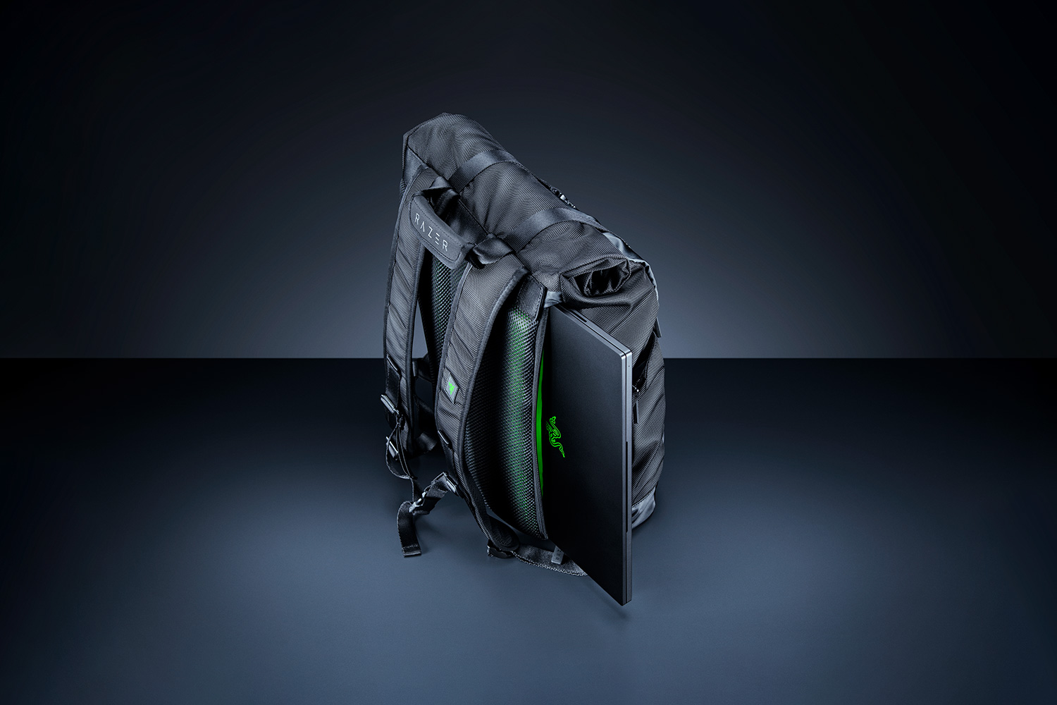Razer Recon Rolltop Backpack (15.6") - Фото 5 Лямки и спинка рюкзака с мягкой подкладкой и боковым доступом к отсеку с ноутбуком