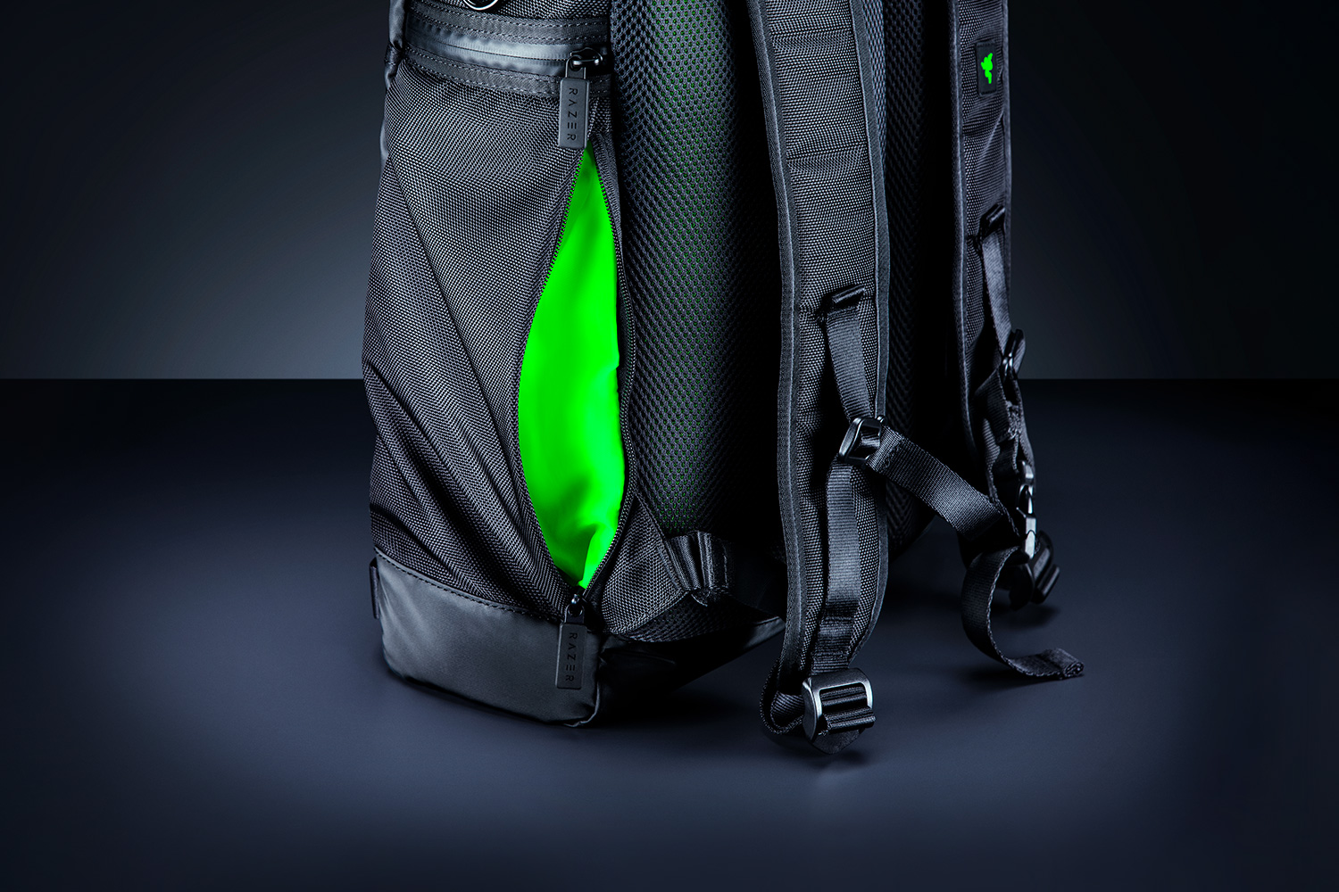 Razer Recon Rolltop Backpack (15.6") - Фото 6 Застежки отсеков на молнии с водонепроницаемой лентой