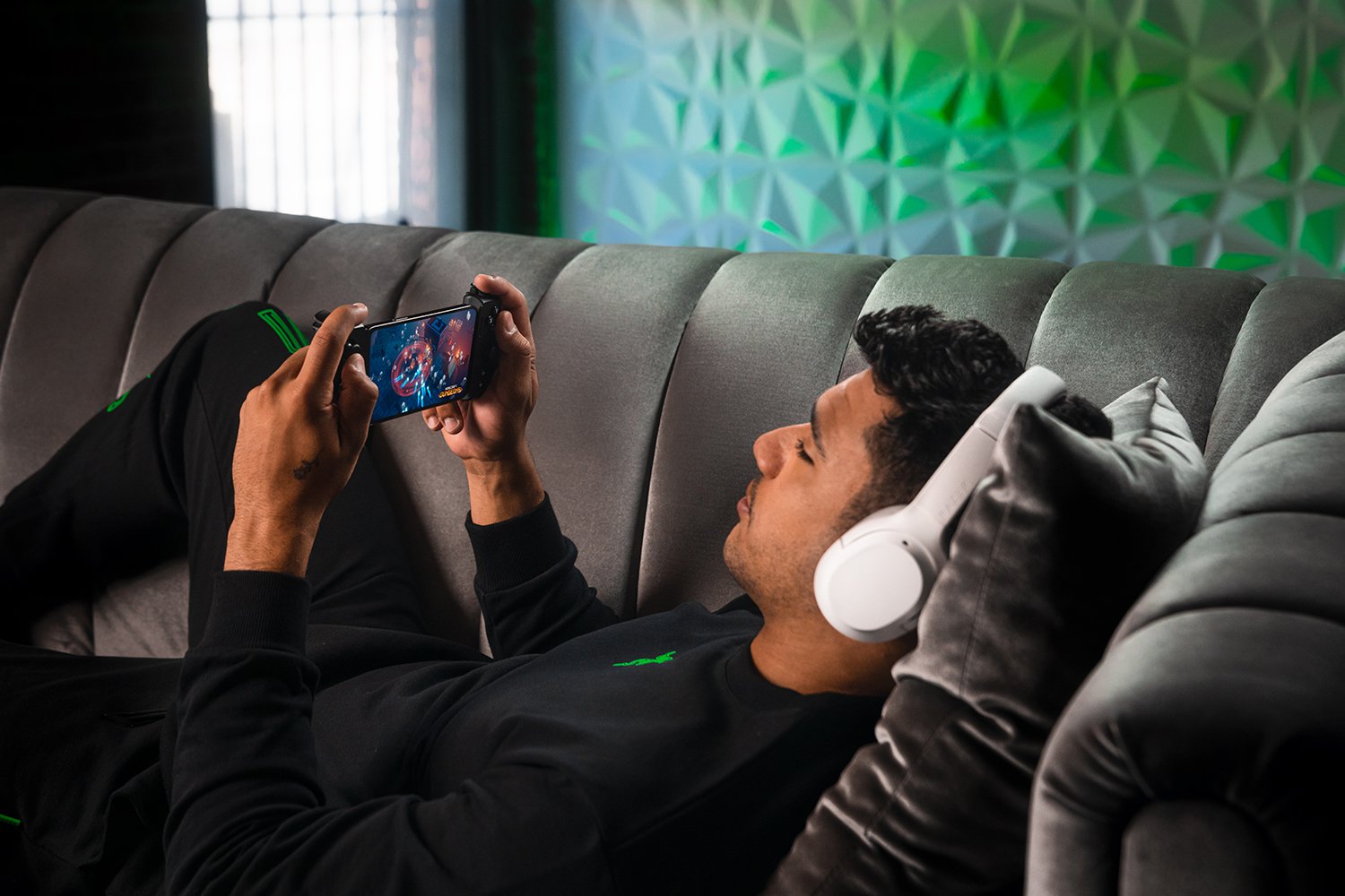 Razer kishi for android. Razer Kishi v2 контроллер. Razer Kishi v2 отличие. Razer Kishi v2 IOS. Razer Kishi со встроенным андроидом Дата выхода